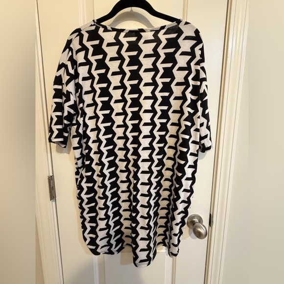 LuLaRoe oversized High-low Short Sleeve Shirt (XS) - Picture 2 of 2